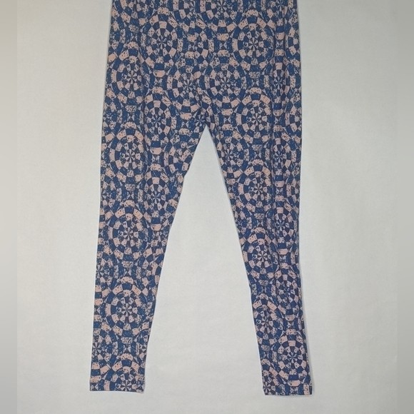 LuLaRoe Tall & Curvy Leggings Pink Blue Circles Geometric Rare Unicorn Soft Easy - Picture 3 of 7